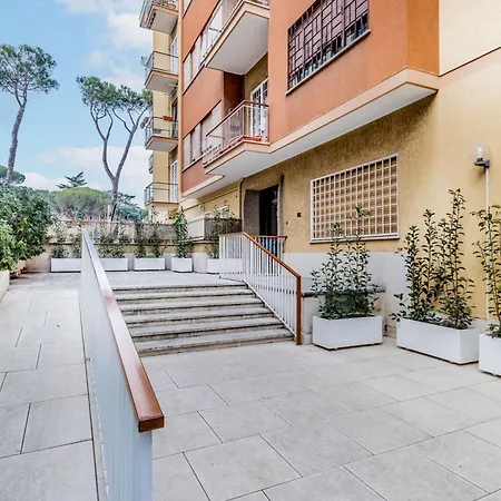 Retro Design Flat Near Vaticano Apartment